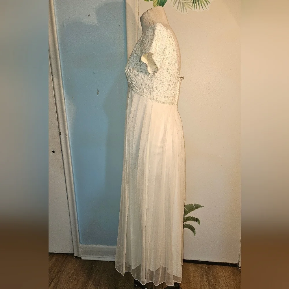 Women's Vintage White/cream Dress. Wedding Dress. Size 6. Antique Lace Detail - Picture 6 of 7
